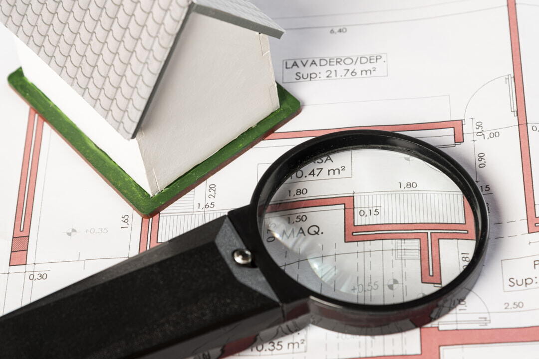 analista de datos observado los KPIs para tomar decisiones