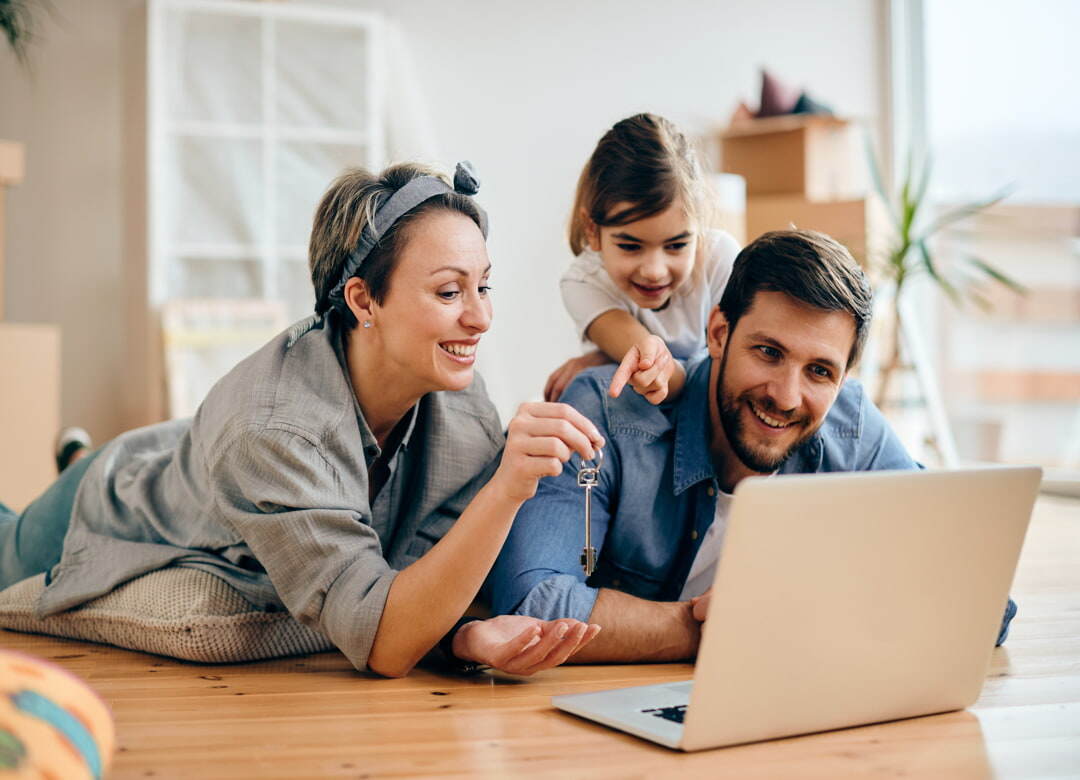 familia comprando una casa nueva para vivir